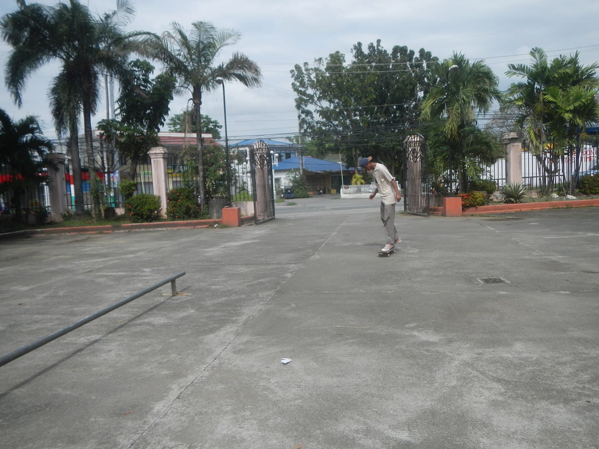 Street skate in uno skatepark di Lisbona